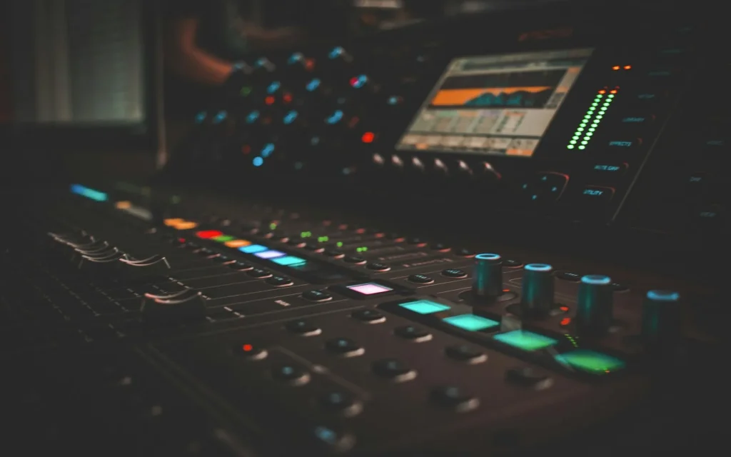Console de mixage aux commandes lumineuses dans la pénombre, installation sensorielle