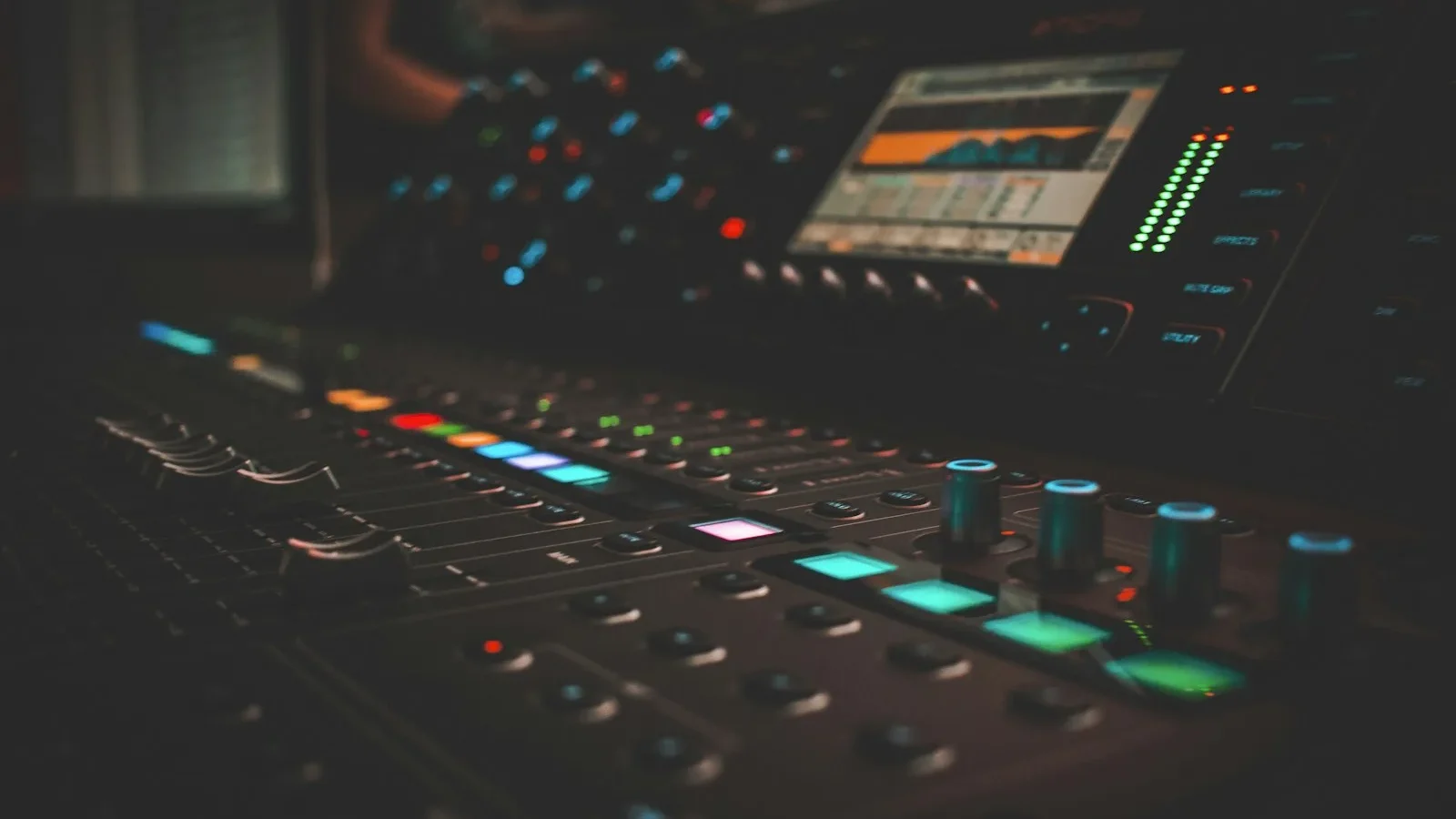 Console de mixage aux commandes lumineuses dans la pénombre, installation sensorielle