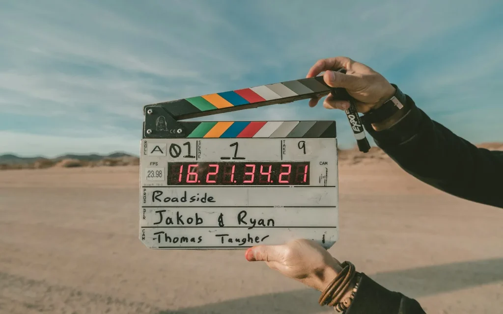 Clap de cinéma tenu sur un tournage, plateau de film