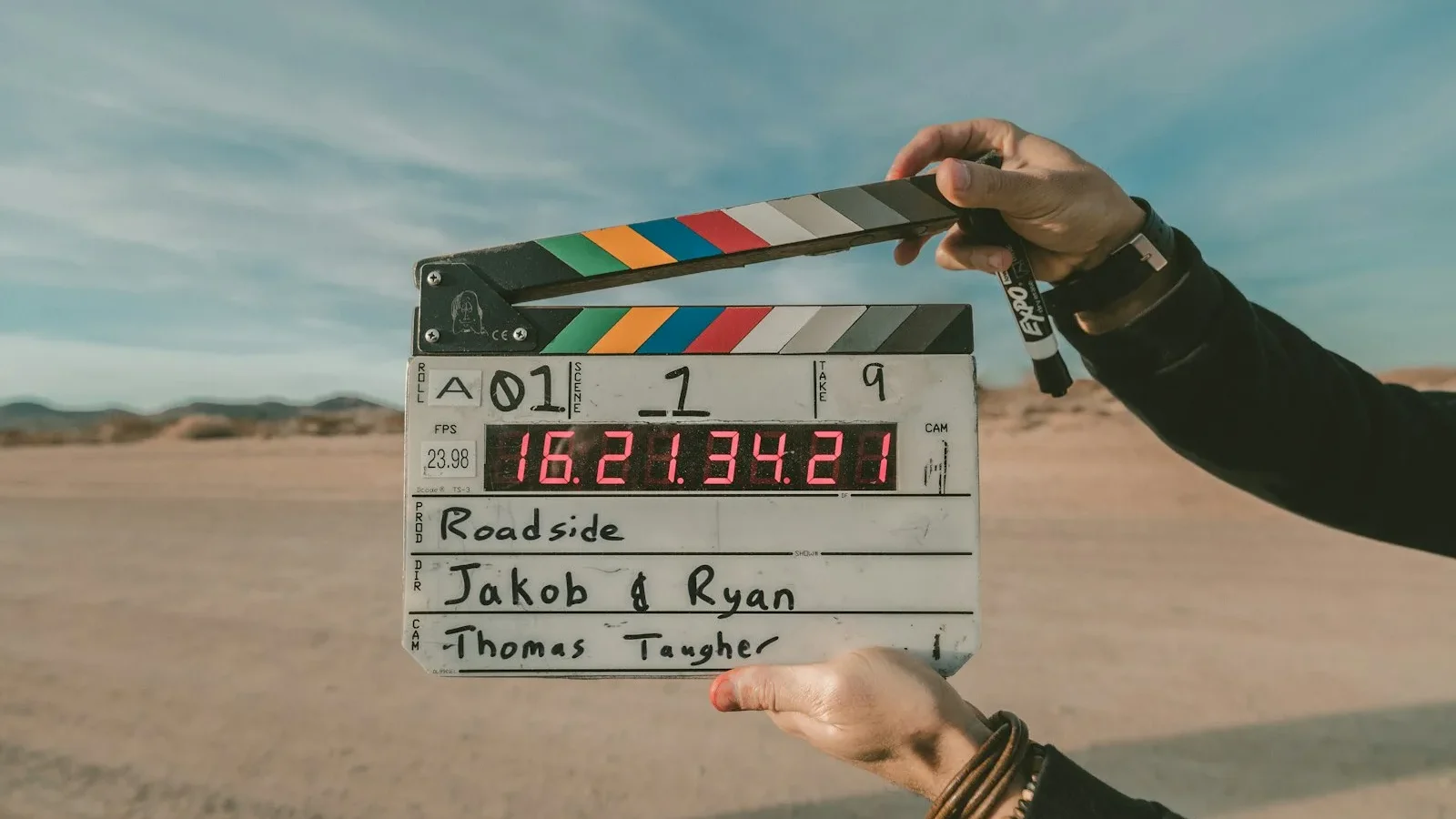 Clap de cinéma tenu sur un tournage, plateau de film