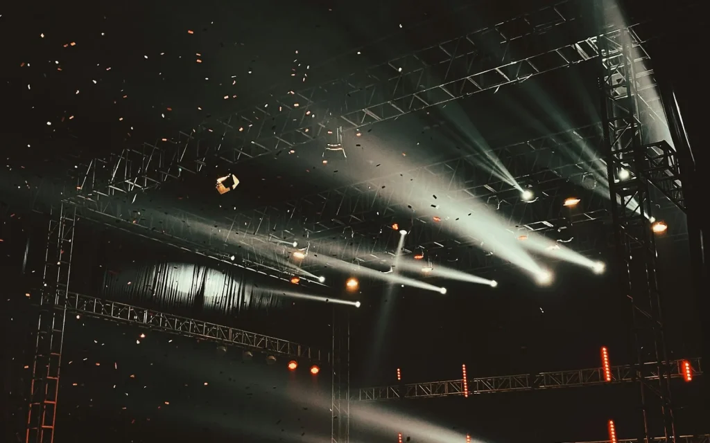 Structure de scène avec faisceaux de projecteurs et confettis lors d un concert live