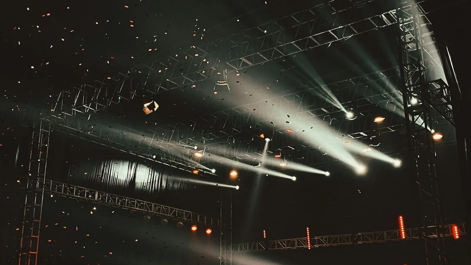 Structure de scène avec faisceaux de projecteurs et confettis lors d un concert live