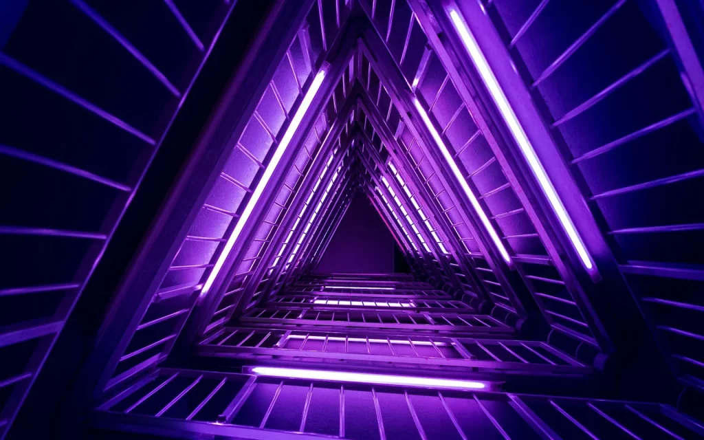 Structure géométrique lumineuse néon violet dans un espace sombre, ambiance escape game et réalité augmentée