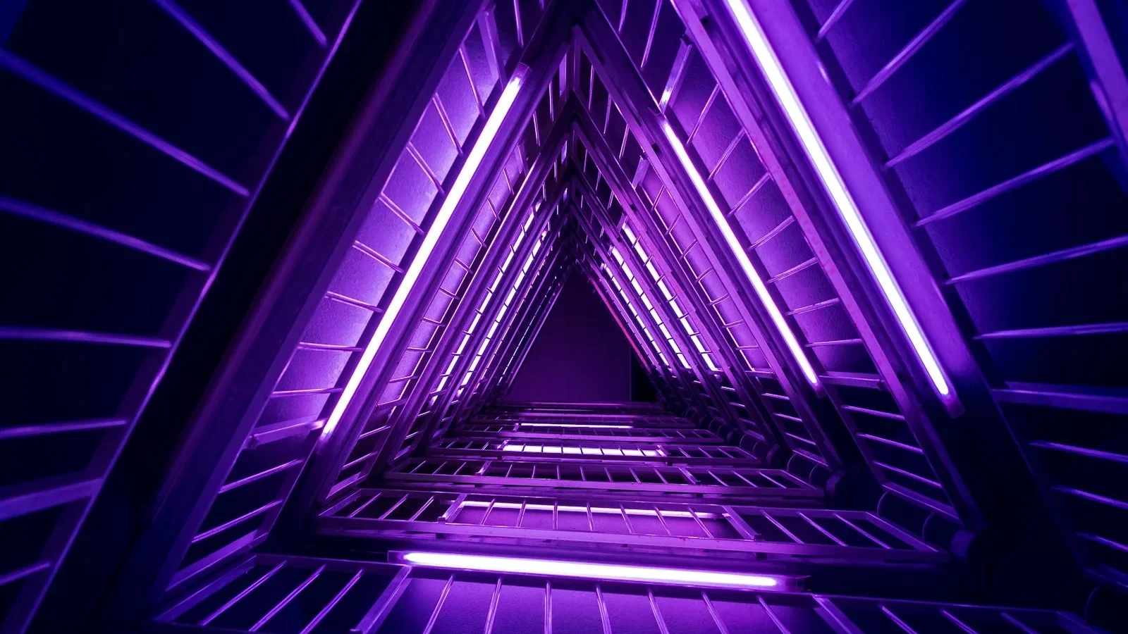 Structure géométrique lumineuse néon violet dans un espace sombre, ambiance escape game et réalité augmentée